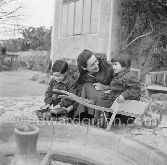 Françoise Gilot, Claude Picasso and Paloma Picasso in the garden of La Galloise. Vallauris 1953. - Photo by Edward Quinn