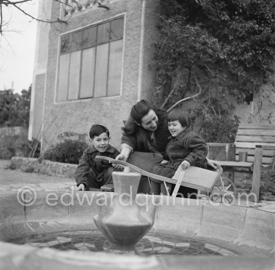 Françoise Gilot, Claude Picasso and Paloma Picasso in the garden of La Galloise. Vallauris 1953. - Photo by Edward Quinn