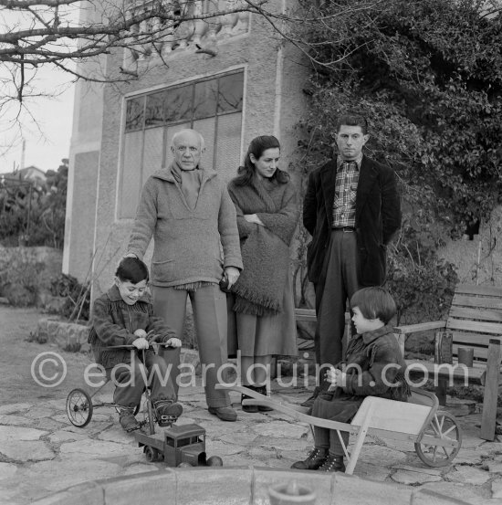 Pablo Picasso, Françoise Gilot, Paulo Picasso, Claude Picasso and Paloma Picasso in the garden of La Galloise. With tricycle. Vallauris 1953. - Photo by Edward Quinn