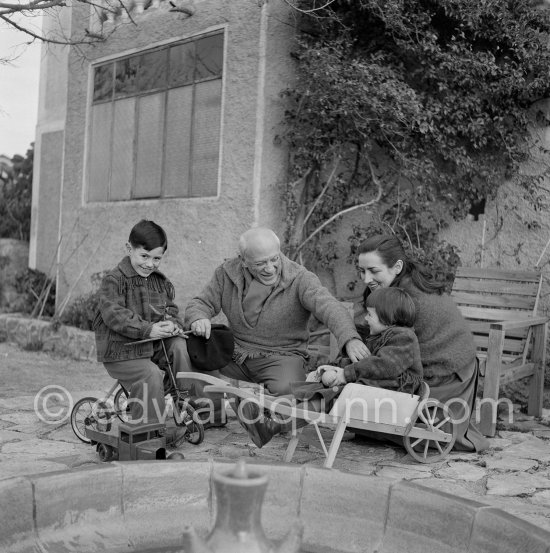 Pablo Picasso, Françoise Gilot, Claude Picasso and Paloma Picasso in the garden of La Galloise. Vallauris 1953. - Photo by Edward Quinn