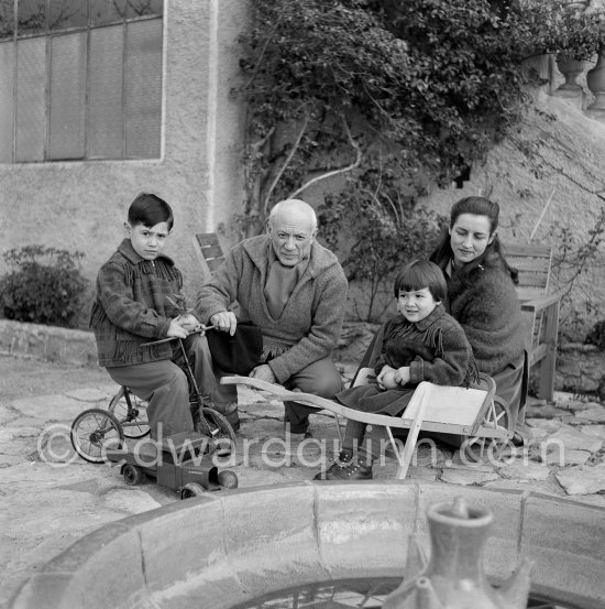 Pablo Picasso, Françoise Gilot, Claude Picasso and Paloma Picasso in the garden of La Galloise. Vallauris 1953. - Photo by Edward Quinn