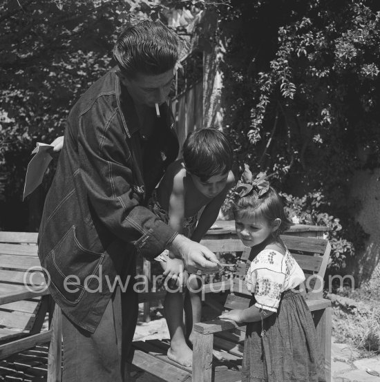 Paulo Picasso, Claude Picasso and Paloma Picasso in the garden of La Galloise. Vallauris 1953. - Photo by Edward Quinn