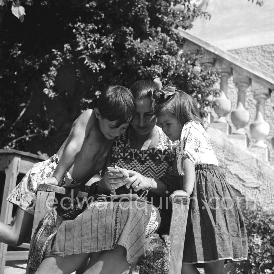 Françoise Gilot, Claude Picasso and Paloma Picasso in the garden of La Galloise. Vallauris 1953. - Photo by Edward Quinn