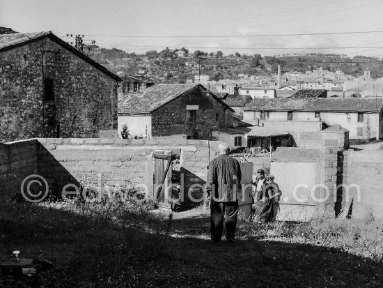 Pablo Picasso, Paulo Picasso, Hélène Parmelin. The door of Pablo Picasso\'s sculpture studio Le Fournas. Vallauris 1953. - Photo by Edward Quinn