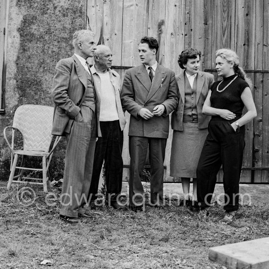 Pablo Picasso, Hélène Parmelin (right) and not yet identified people. Vallauris 1953. - Photo by Edward Quinn