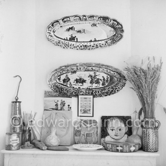 Among a varied collection of objects placed over the mantelpiece at La Galloise are two plates decorated to give a view in perspective of the arena. La Galloise, Vallauris 1953. - Photo by Edward Quinn