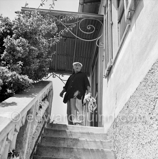 Pablo Picasso at the entrance of La Galloise, Vallauris 1953. Pablo Picasso bought this house of a horticulturalist in 1948. - Photo by Edward Quinn