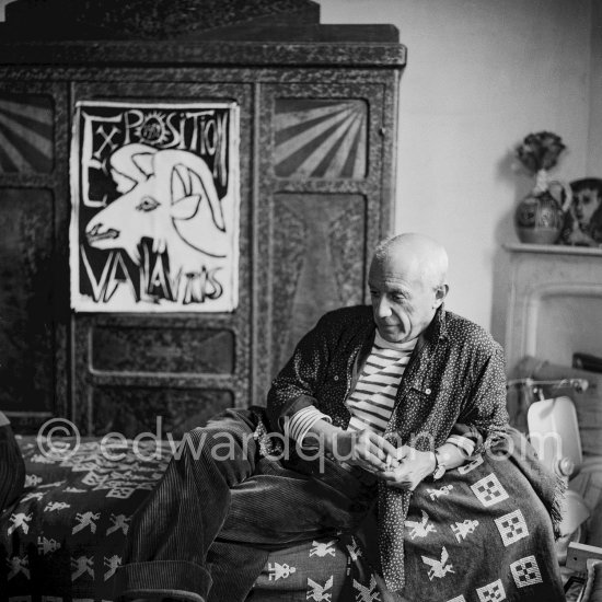 Pablo Picasso at La Galloise with a Breton shirt. In the background an automatic piano which Pablo Picasso bought 1950 in a bistro in Vallauris. La Galloise, 1953. - Photo by Edward Quinn