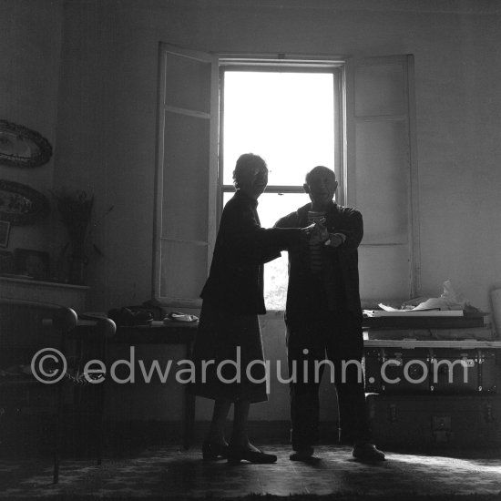 To the sound of his electrical piano, which he bought 1950 in a bistro in Vallauris, Pablo Picasso dances with Jeanne Huguet ("Totote", widow of the catalan sculptor Manolo Huguet). He says: "Je n'avais plus dansé depuis 35 ans!" ("I didn't dance for 35 years!"). La Galloise, Vallauris 1953. - Photo by Edward Quinn