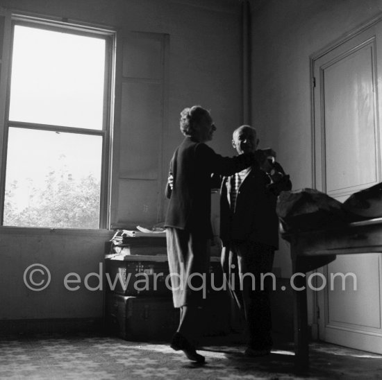 To the sound of his electrical piano, which he bought 1950 in a bistro in Vallauris, Pablo Picasso dances with Jeanne Huguet ("Totote", widow of the catalan sculptor Manolo Huguet). He says: "Je n'avais plus dansé depuis 35 ans!" ("I didn't dance for 35 years!"). La Galloise, Vallauris 1953. - Photo by Edward Quinn