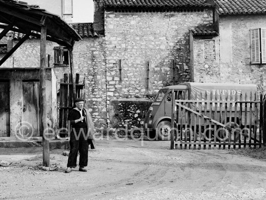 Pablo Picasso outside Madoura pottery. With a truck of Studios de la Victiorine. Vallauris 1953. - Photo by Edward Quinn