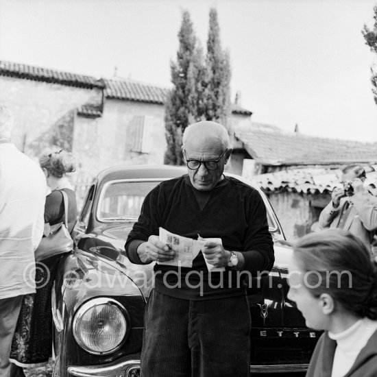 Outside Madoura pottery, Pablo Picasso reading a letter. On the right Irène Rignault. Vallauris 1953. Car: Ford Vedette 1953 - Photo by Edward Quinn