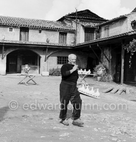 Pablo Picasso outside Madoura pottery. Vallauris 1953. - Photo by Edward Quinn