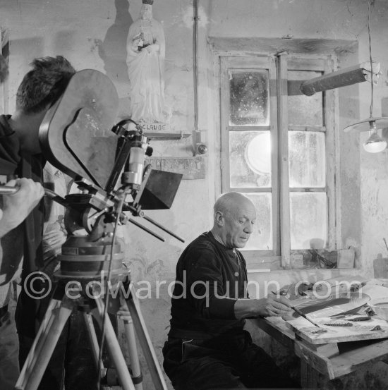 Pablo Picasso working on "Tête d\'homme" during filming of "Pablo Picasso", directed by Luciano Emmer. Madoura pottery, Vallauris 14.10.1953. - Photo by Edward Quinn