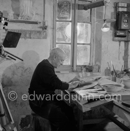 Pablo Picasso working on first version of plate of a woman (Irène Rignault, Madame X), during filming of "Pablo Picasso", directed by Luciano Emmer. Madoura pottery, Vallauris 14.10.1953. - Photo by Edward Quinn