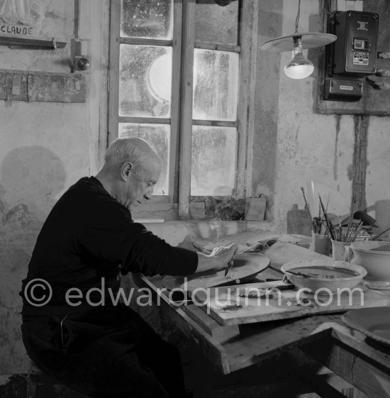 Pablo Picasso working on first version of plate of a woman (Irène Rignault, Madame X), during filming of "Pablo Picasso", directed by Luciano Emmer. Madoura pottery, Vallauris 14.10.1953. - Photo by Edward Quinn