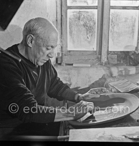 Pablo Picasso working on first version of plate of a woman (Irène Rignault, Madame X), during filming of "Pablo Picasso", directed by Luciano Emmer. Madoura pottery, Vallauris 14.10.1953. - Photo by Edward Quinn