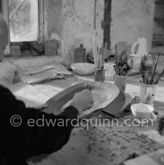 Pablo Picasso working on first version of plate of a woman (Irène Rignault, Madame X), during filming of "Pablo Picasso", directed by Luciano Emmer. Madoura pottery, Vallauris 14.10.1953. - Photo by Edward Quinn