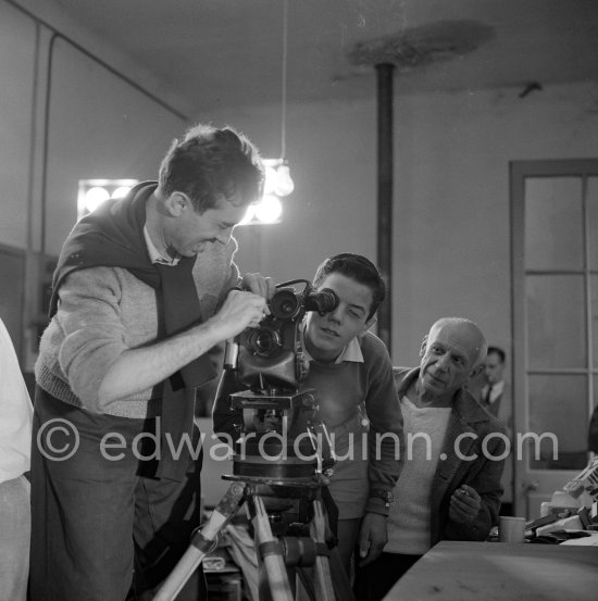 Luciano Emmer, unknown boy and Pablo Picasso. Madoura pottery, Luciano Emmer film. Vallauris 14./15.10.1953. - Photo by Edward Quinn