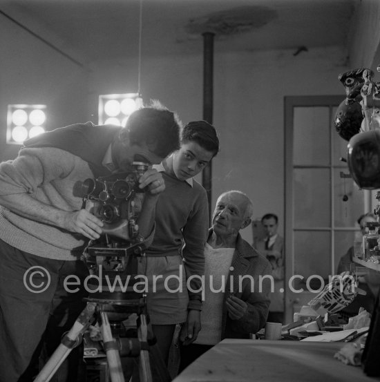 Luciano Emmer (left) and Pablo Picasso. Madoura pottery, Luciano Emmer film. Vallauris 14./15.10.1953. - Photo by Edward Quinn