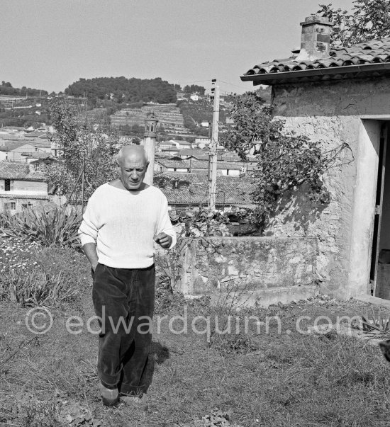 Pablo Picasso outside Le Fournas, Vallauris 1953. - Photo by Edward Quinn