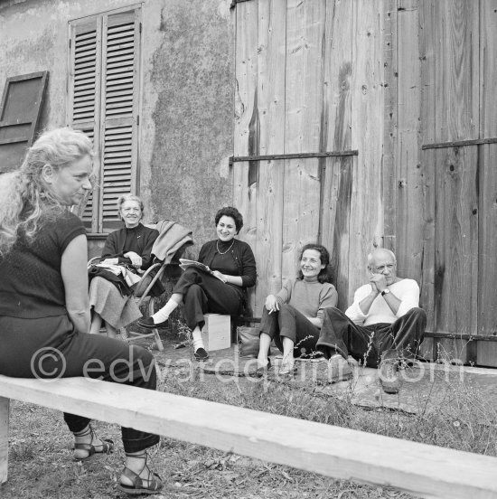 From left: Hélène Parmelin, Jeanne Huguet ("Totote", widow of the catalan sculptor Manolo Huguet), unknown woman, fourth from left, beside Pablo Picasso, Totote\'s adopted daughter Rosa (Rosita) Huguet. In front of Le Fournas. Vallauris 1953. - Photo by Edward Quinn