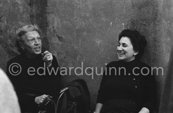 Jeanne Huguet ("Totote", widow of the catalan sculptor Manolo Huguet), (left) and not yet identified Person. Vallauris 1953. - Photo by Edward Quinn