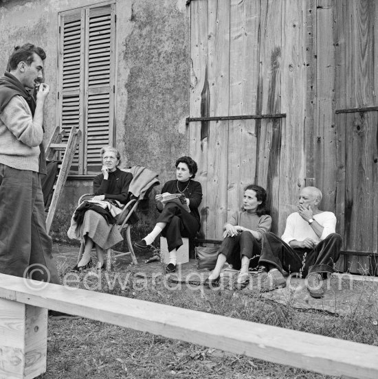 From left: Luciano Emmer, Jeanne Huguet ("Totote", widow of the catalan sculptor Manolo Huguet), not yet identified woman, Totote\'s adopted daughter Rosa (Rosita) Huguet and Pablo Picasso in front of Le Fournas. Vallauris 1953. - Photo by Edward Quinn