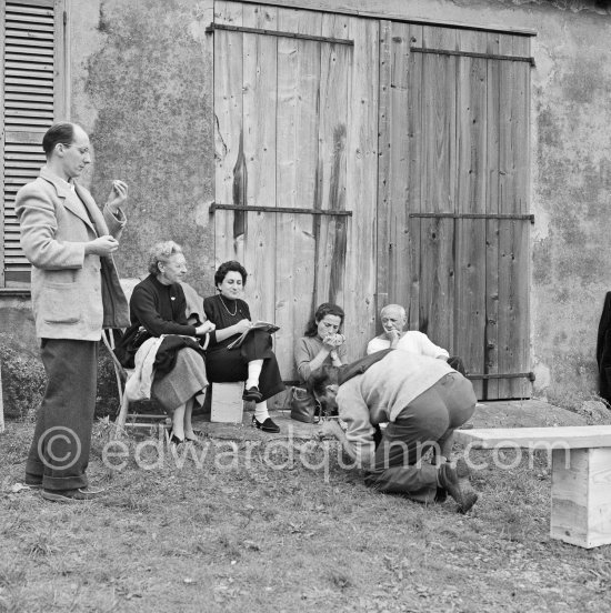 From left not yet identified person, Jeanne Huguet ("Totote", widow of the catalan sculptor Manolo Huguet), not yet identified woman, Totote\'s adopted daughter Rosa (Rosita) Huguetand Pablo Picasso in front of Le Fournas. Vallauris 1953. - Photo by Edward Quinn