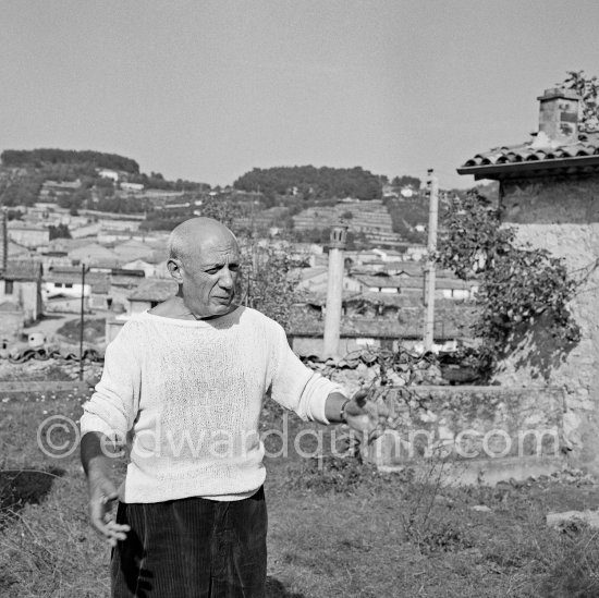 Pablo Picasso in front of Le Fournas, Vallauris 1953. - Photo by Edward Quinn