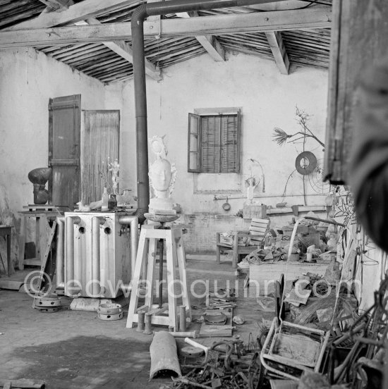 Pablo Picasso working in his sculpture studio Le Fournas making a sculpture figure with odds and ends from his scrap heap. The finished sculpture got the name "La femme à la clé (La Taulière)" ("Woman with a key"). Le Fournas, Vallauris 1953. - Photo by Edward Quinn