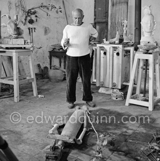 Pablo Picasso working in his sculpture studio Le Fournas making a sculpture figure with odds and ends from his scrap heap. The branch was later replaced by a key. The finished sculpture got the name "La femme à la clé (La Taulière)" ("Woman with a key"). Le Fournas, Vallauris 1953. - Photo by Edward Quinn