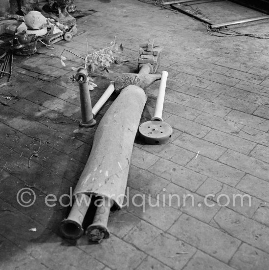 Pablo Picasso working in his sculpture studio Le Fournas making a sculpture figure with odds and ends from his scrap heap. The branch was later replaced by a key. The finished sculpture got the name "La femme à la clé (La Taulière)" ("Woman with a key"). Le Fournas, Vallauris 1953. - Photo by Edward Quinn