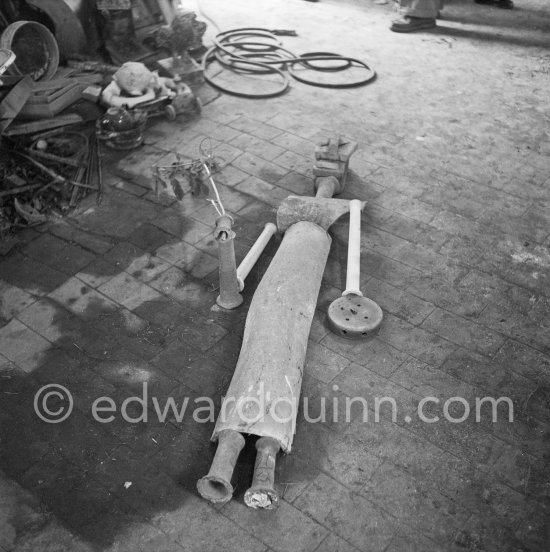 Picasso working in his sculpture studio Le Fournas making a sculpture figure with odds and ends from his scrap heap. The branch was later replaced by a key. The finished sculpture got the name "La femme à la clé (La Taulière)" ("Woman with a key"). Le Fournas, Vallauris 1953. - Photo by Edward Quinn