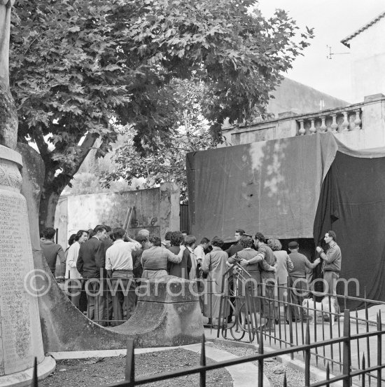 In front of Temple de la Paix. Visit of local people. Paulo Picasso (looking back). Vallauris 1953. - Photo by Edward Quinn