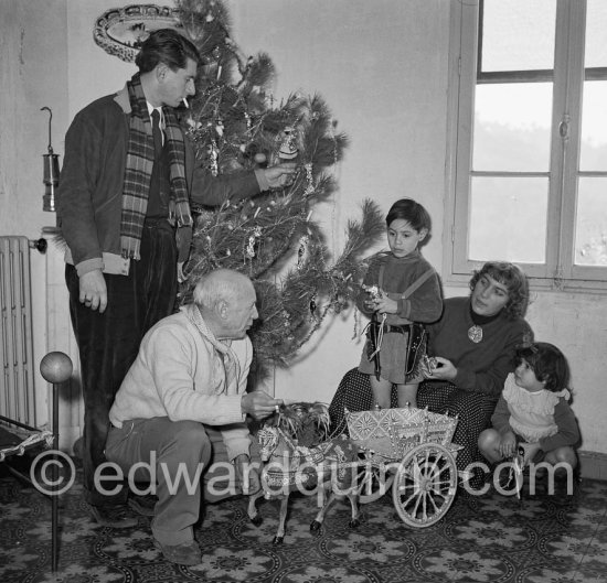 A rare document of Pablo Picasso with his four children, Paloma Picasso, Maya Picasso, Claude Picasso and Paulo Picasso. Christmas at La Galloise. The wagon was a gift from reporter Alfredo Quaglino and comes from Sicily. Vallauris 1953. - Photo by Edward Quinn