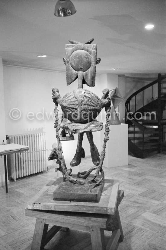 "Petite fille sautant à la corde". Galerie Madoura Vallauris 1953. - Photo by Edward Quinn