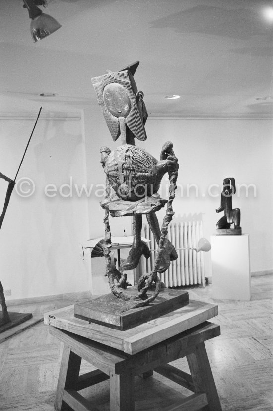 "Petite fille sautant à la corde". Galerie Madoura Vallauris 1953. - Photo by Edward Quinn