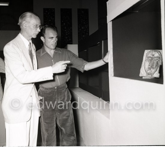 Aly Khan at the summer ceramic exhibition "Japon. Céramique contemporaine" at the Nérolium. Vallauris, 21.7.1951. - Photo by Edward Quinn