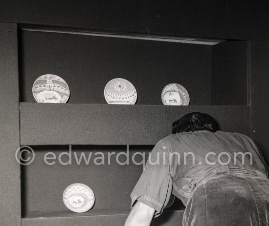 Aly Khan at the summer ceramic exhibition "Japon. Céramique contemporaine" at the Nérolium. Vallauris, 21.7.1951. - Photo by Edward Quinn