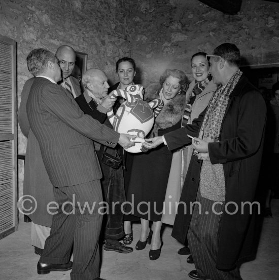 Pablo Picasso with a Sovjet Film delegation. From left Grigori Alexandrov (director), Pablo Picasso, Catherine Litvinenko, Ljubov Orlova, Paulo Picasso, Klara Luchko, Serge Youtkevitch (director). Galerie Madoura, Vallauris 1954. - Photo by Edward Quinn