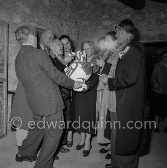 Pablo Picasso with a Sovjet Film delegation. From left Grigori Alexandrov (director), Pablo Picasso, Catherine Litvinenko, Ljubov Orlova, Paulo Picasso, Klara Luchko, Serge Youtkevitch (director). Galerie Madoura, Vallauris 1954. - Photo by Edward Quinn