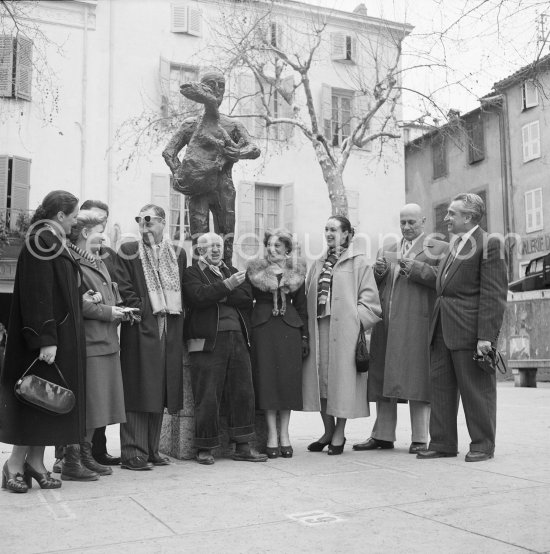 Picasso with Sovjet Film delegation in front of Picasso sculpture "Man With Sheep" ("L’homme au mouton”). Vallauris 1954. (Youtkevitch, Serge, Alexandrov, Gregori, Lutchko, Clara, Orlova, Lubov (with fur collar), Litvinienkov, Catherine, Khorava, Akaky). Vallauris 1954. - Photo by Edward Quinn