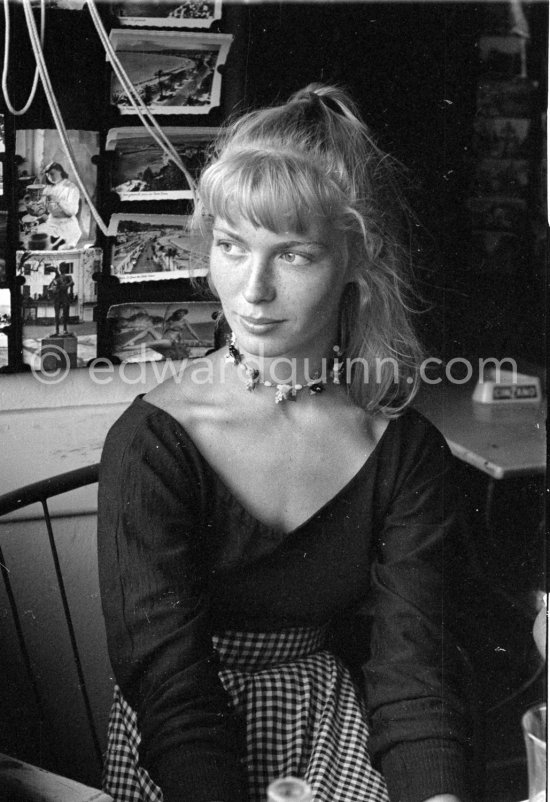 A young art student, Sylvette David, was chosen by Pablo Picasso as model in 1954 for a series of paintings and drawings. Vallauris 1954. - Photo by Edward Quinn