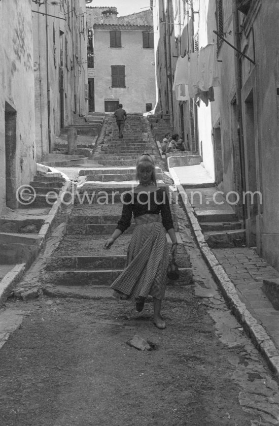 A young art student, Sylvette David, was chosen by Pablo Picasso as model in 1954 for a series of paintings and drawings. Vallauris 1954. - Photo by Edward Quinn