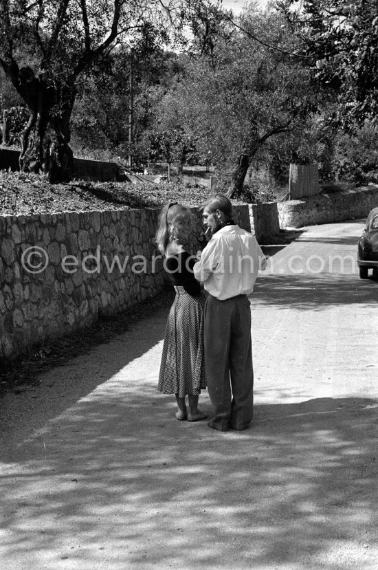 A young art student, Sylvette David, was chosen by Pablo Picasso as model in 1954 for a series of paintings and drawings. With her fiancée Toby Jellinek. Vallauris 1954. - Photo by Edward Quinn