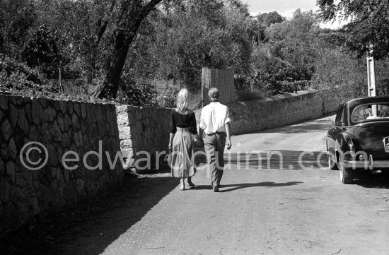 A young art student, Sylvette David, was chosen by Pablo Picasso as model in 1954 for a series of paintings and drawings. With her fiancée Toby Jellinek. Vallauris 1954. - Photo by Edward Quinn