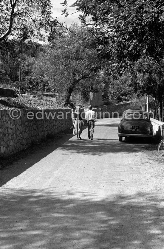 A young art student, Sylvette David, was chosen by Pablo Picasso as model in 1954. for a series of paintings and drawings. With her fiancée Toby Jellinek. Vallauris 1954. - Photo by Edward Quinn