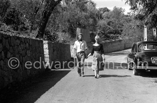 A young art student, Sylvette David, was chosen by Pablo Picasso as model in 1954 for a series of paintings and drawings. With her fiancée Toby Jellinek. Vallauris 1954. - Photo by Edward Quinn