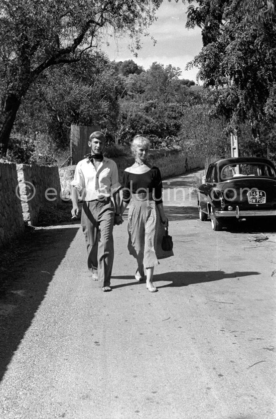 A young art student, Sylvette David, was chosen by Pablo Picasso as model in 1954 for a series of paintings and drawings. With her fiancée Toby Jellinek. Vallauris 1954. - Photo by Edward Quinn
